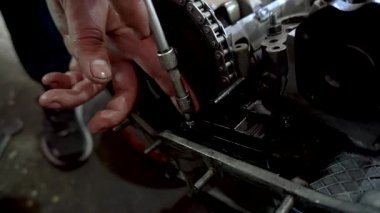 Seramik enjeksiyon için standart turboşarjlı bir motorun tamir ve montajı daha iyi motor soğutma otomobili için yeni bir su pompası, kapakçıkların alçalması ve alçalması için güçlendirilmiş bir seramik enjeksiyon seti.