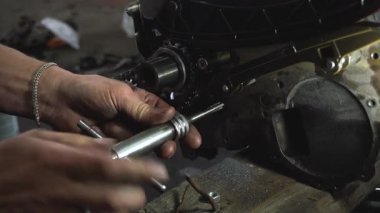 Seramik enjeksiyon için standart turboşarjlı bir motorun tamir ve montajı daha iyi motor soğutma otomobili için yeni bir su pompası, kapakçıkların alçalması ve alçalması için güçlendirilmiş bir seramik enjeksiyon seti.
