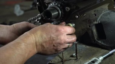 Seramik enjeksiyon için standart turboşarjlı bir motorun tamir ve montajı daha iyi motor soğutma otomobili için yeni bir su pompası, kapakçıkların alçalması ve alçalması için güçlendirilmiş bir seramik enjeksiyon seti.