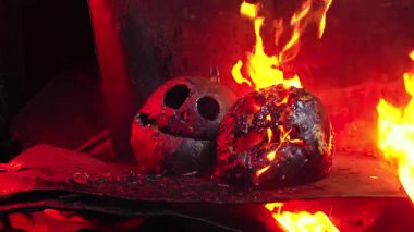 Korku filmlerindeki gibi korkunç, erimiş sıcak reçine içinde portakal rengi Cadılar Bayramı balkabakları