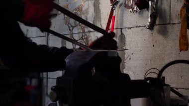 Siyah inci kaplama kafesli özel bir gövdeye yeni ve güçlü bir motor yerleştiriyorum.