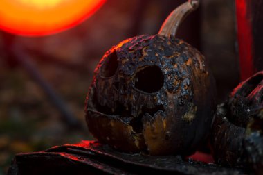 Korku filmlerindeki gibi korkunç, erimiş sıcak reçine içinde portakal rengi Cadılar Bayramı balkabakları