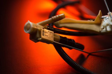 Benzin deposundan yakıt ikmali ve seviye sistemi kullanılmış. Basınç altında gaz pompasıyla arabanın motor ampulüne.