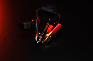 Araba silecekleri için yeni elektrikli motor ön cam temizleme, serviste tamir, karanlık bir odada çekim, kırmızı ışık aydınlatma