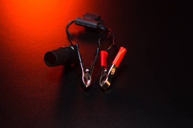 Araba silecekleri için yeni elektrikli motor ön cam temizleme, serviste tamir, karanlık bir odada çekim, kırmızı ışık aydınlatma