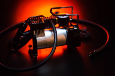 Araba silecekleri için yeni elektrikli motor ön cam temizleme, serviste tamir, karanlık bir odada çekim, kırmızı ışık aydınlatma