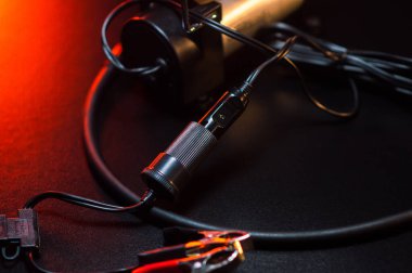 Araba silecekleri için yeni elektrikli motor ön cam temizleme, serviste tamir, karanlık bir odada çekim, kırmızı ışık aydınlatma