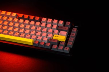 Ses denetimli düğmeli yeni bilgisayar klavyesi