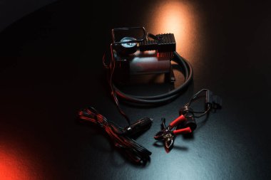 Araba silecekleri için yeni elektrikli motor ön cam temizleme, serviste tamir, karanlık bir odada çekim, kırmızı ışık aydınlatma