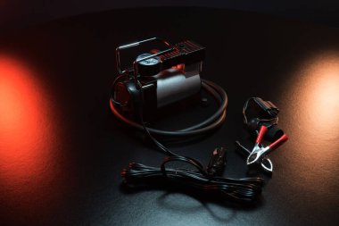 Araba silecekleri için yeni elektrikli motor ön cam temizleme, serviste tamir, karanlık bir odada çekim, kırmızı ışık aydınlatma