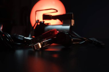 Araba silecekleri için yeni elektrikli motor ön cam temizleme, serviste tamir, karanlık bir odada çekim, kırmızı ışık aydınlatma