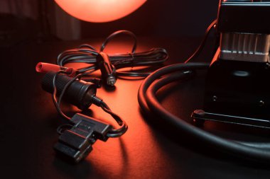 Araba silecekleri için yeni elektrikli motor ön cam temizleme, serviste tamir, karanlık bir odada çekim, kırmızı ışık aydınlatma