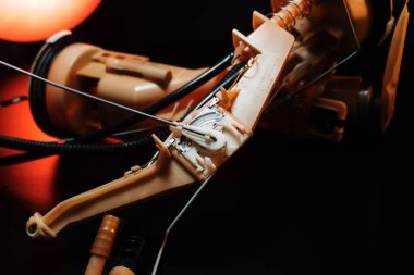 Benzin deposundan yakıt ikmali ve seviye sistemi kullanılmış. Basınç altında gaz pompasıyla arabanın motor ampulüne.