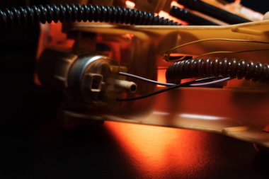 Benzin deposundan yakıt ikmali ve seviye sistemi kullanılmış. Basınç altında gaz pompasıyla arabanın motor ampulüne.