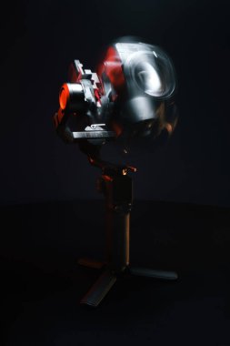 Küçük SLR ve aynasız kameralar için yeni elektronik jiroskopik dengeleyici ve akıllı telefon veya joystick ile kontrol edilen kameralar