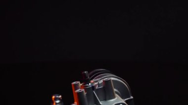 Araba silecekleri için yeni elektrikli motor ön cam temizleme, serviste tamir, karanlık bir odada çekim, kırmızı ışık aydınlatma