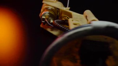 Benzin deposundan yakıt ikmali ve seviye sistemi kullanılmış. Basınç altında gaz pompasıyla arabanın motor ampulüne.