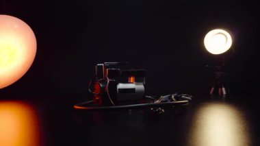 Araba silecekleri için yeni elektrikli motor ön cam temizleme, serviste tamir, karanlık bir odada çekim, kırmızı ışık aydınlatma