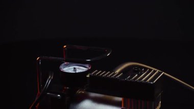 Araba silecekleri için yeni elektrikli motor ön cam temizleme, serviste tamir, karanlık bir odada çekim, kırmızı ışık aydınlatma