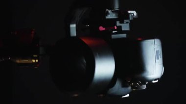 küçük SLR ve aynasız kameralar için yeni elektronik jiroskopik dengeleyici ve akıllı telefon veya joystick ile kontrol edilen kameralar