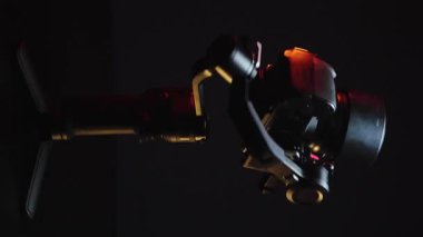 küçük SLR ve aynasız kameralar için yeni elektronik jiroskopik dengeleyici ve akıllı telefon veya joystick ile kontrol edilen kameralar