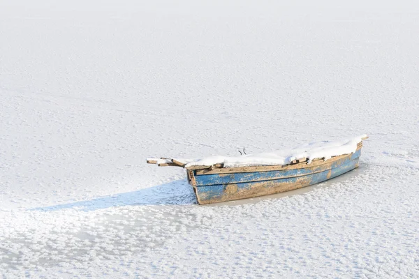 在雪冰湖的旧船。美丽的冰的湖和 bac 的天空 — 图库照片