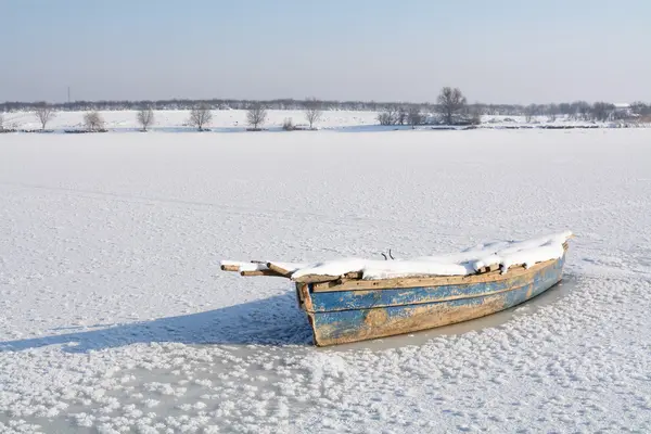 Velho barco no gelo. Vista horizontal com composição de paisagem de inverno — Fotografia de Stock