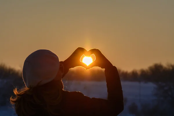 Woman hands in winter gloves. Heart symbol shaped, lifestyle and — Stock Photo, Image