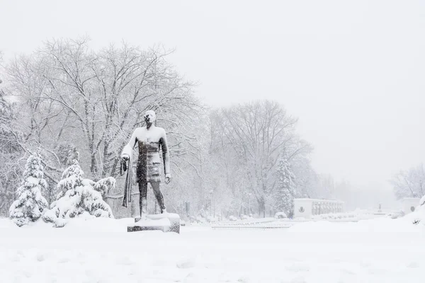 Heykel Parkı kar ile kaplı. O Charles de Gaulle heykeli