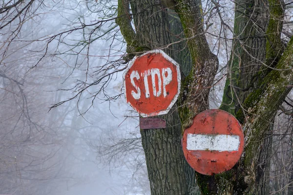 Stoppschilder gegen den Winterwald. Horizontale Ansicht mit zwei Stopps — Stockfoto