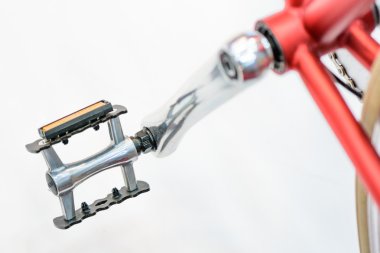 Dağ bisikleti pedalının yakın çekim görünümü. Bisiklet pedalı izole
