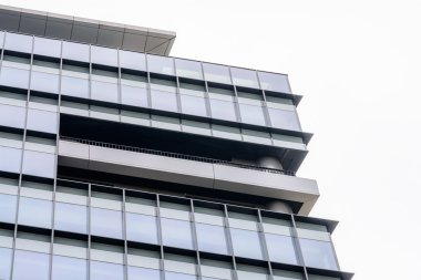 Bina pencerelerini aşırı yakın. Modern iletişimin düşük açı görünümü