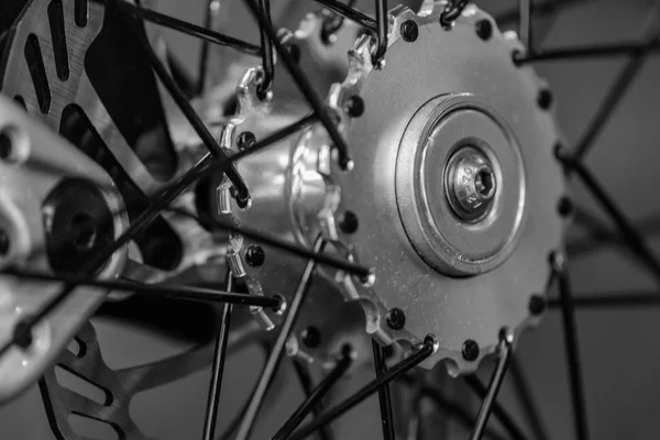 Студия съемки с велосипедным колесом. Черно-белые подробности — стоковое фото