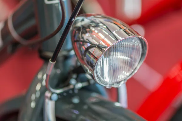 Detalhe da bicicleta no fundo vermelho. Bicicleta moderna de boa aparência com — Fotografia de Stock