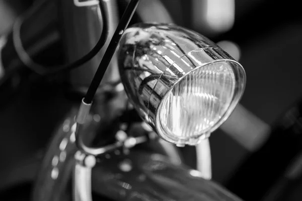 Detalhe da bicicleta preto e branco. Bicicleta moderna de boa aparência com gr — Fotografia de Stock