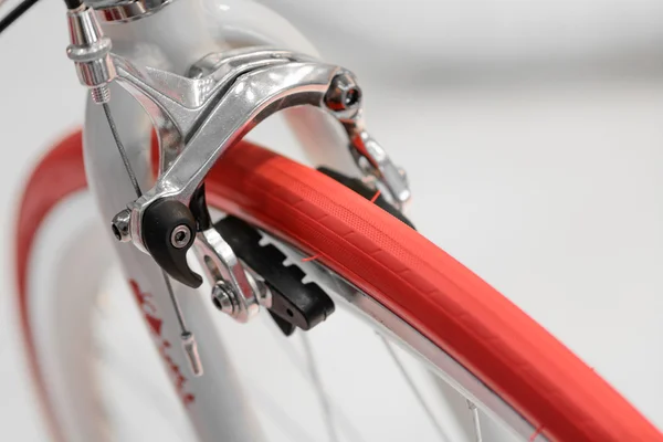 Вид крупным планом на велосипедное красное колесо. Деталь с красным велосипедным колесом — стоковое фото