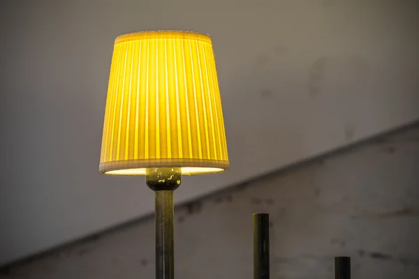 Close-up met verlichte gele lamp. Gele verticale verlichte lamp w — Stockfoto