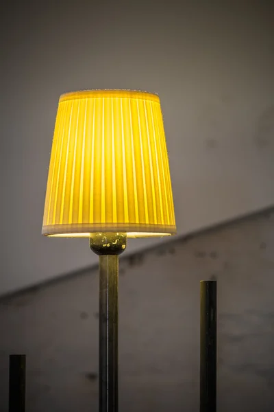 Close-up met verlichte gele lamp. Verticale weergave met gele LIGH — Stockfoto