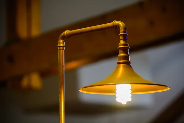 금속 램프로 클로즈업. 황금색 금속 조명 램프 1개 — 스톡 사진