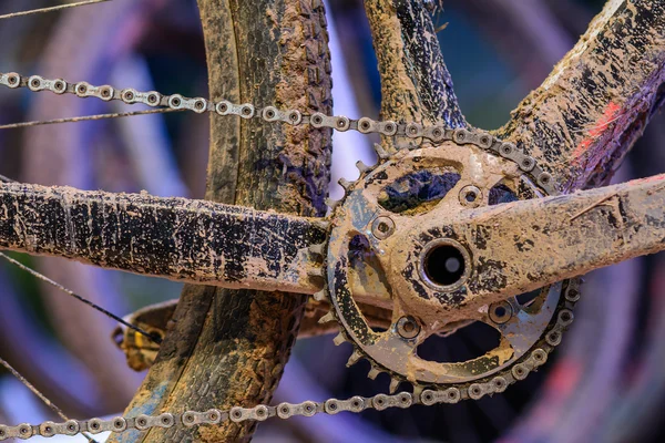 Fahrradgetriebe mit Kette (selektiver Fokus). Schmutzige Nahaufnahme des Fahrrads — Stockfoto