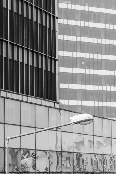 建物の窓を持つ垂直背景。白黒アーキ — ストック写真