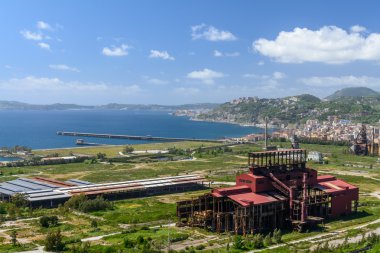 Panoramik sanayi bölgesi önünde. Sakin gökyüzü ve deniz