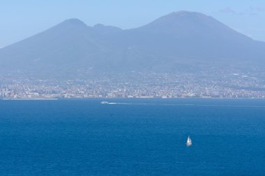 Panoramik deniz ve Vezüv Yanardağı. Napoli (Napoli)