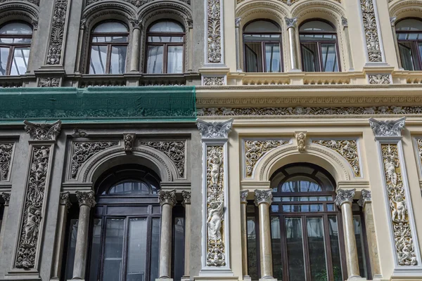 Detail of architectural building facade with windows. Interesting — Stock Photo, Image