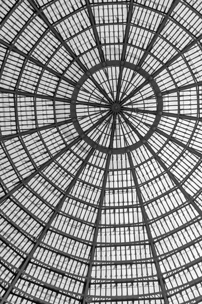 ドーム型の天井の一部として複数のガラス窓。黒と白 — ストック写真