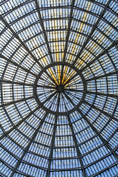 ドーム型の天井の一部として複数のガラス窓。垂直方向のフォーマット — ストック写真