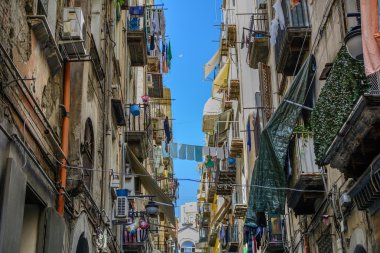 Yaz günü, İtalya tipik Belediye evleri. Napoli'de renkli balkonlar