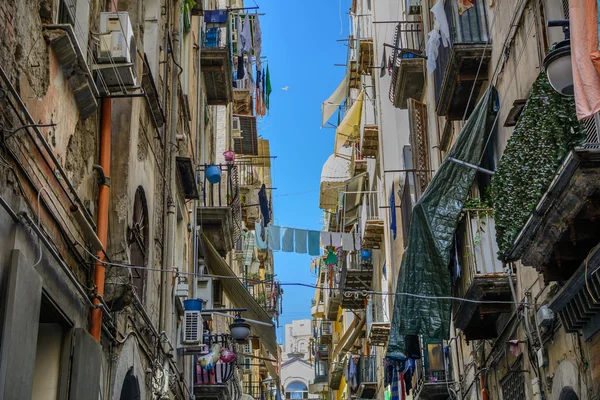 Typowe domy miejskie w letni dzień, Włochy. Kolorowe balkony w Neapolu — Zdjęcie stockowe