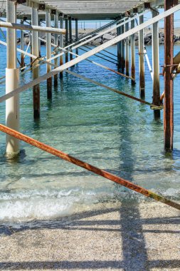 Duba Metalik destek sistemi. Eski bir metalik köprünün altında