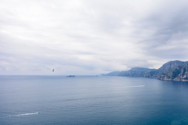 Mavi berrak Denizi panoramik manzaralı. Kıyı f ile yatay görünüm